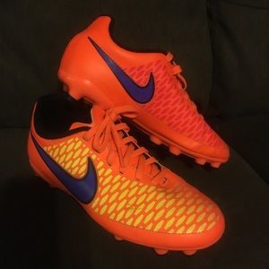 NIKE kids soccer cleats size 2Y